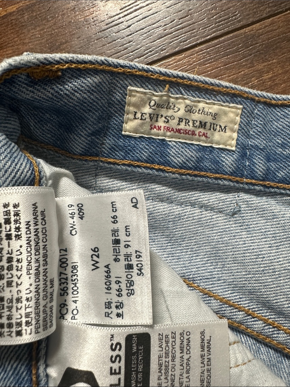 🔥 Levi’s Premium Distressed Cutoff Shorts W26 Like New 👖 - Picture 2 of 6